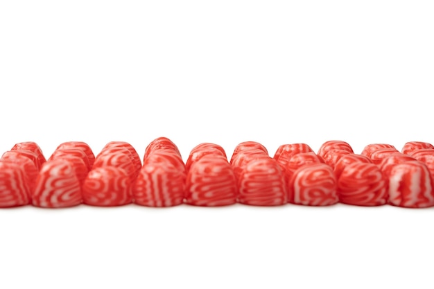 Czerwone okrągłe smaczne gumowate cukierki na białym tle