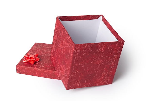Czerwone otwarte pudełko ze wstążką na czapce na białym tle