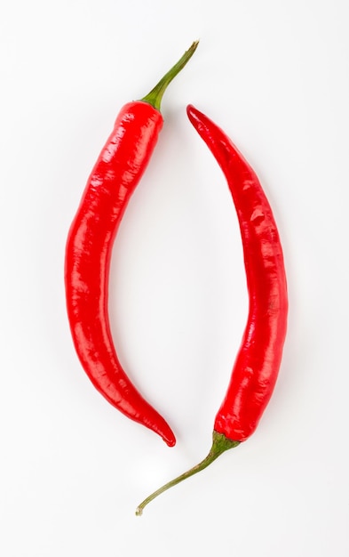 Czerwone papryczki chili na białym tle