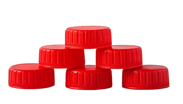 Zdjęcie czerwone plastikowe czapki izolowane na białym tle