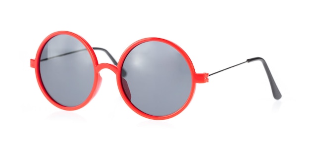 Czerwone plastikowe okulary przeciwsłoneczne na białym tle