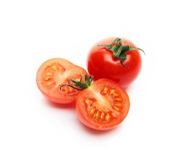 Czerwone pomidorki koktajlowe na białym tle na białym tle, zbliżenie