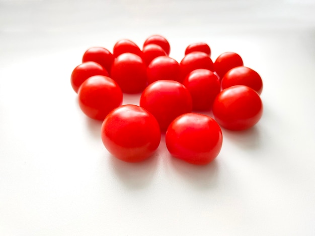 Czerwone pomidory koktajlowe na białym tle Widok z góry