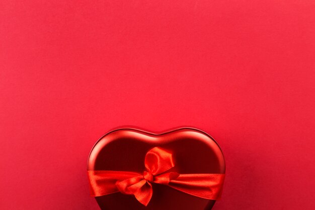 Czerwone pudełko w kształcie serca ze wstążką