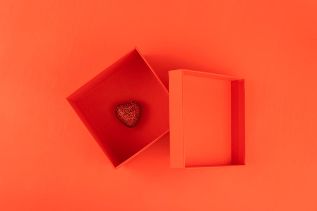 Czerwone pudełko z sercem w środku na czerwonym tle