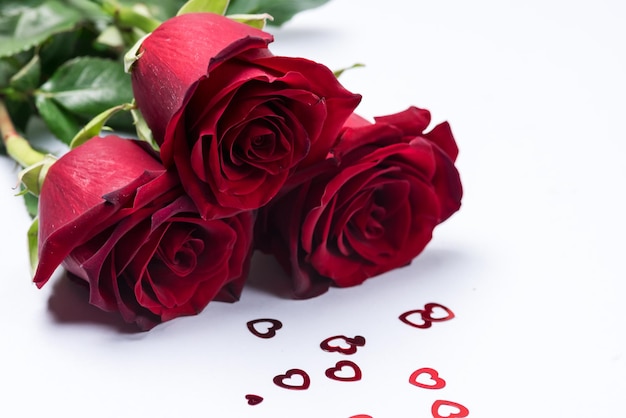 Czerwone róże Czerwony kwiat na jasnoniebieskim tle Czerwone konfetti w kształcie serc Holiday