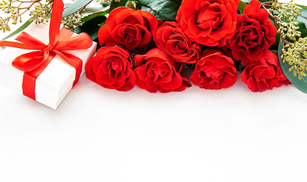 Czerwone róże i pudełka na prezenty