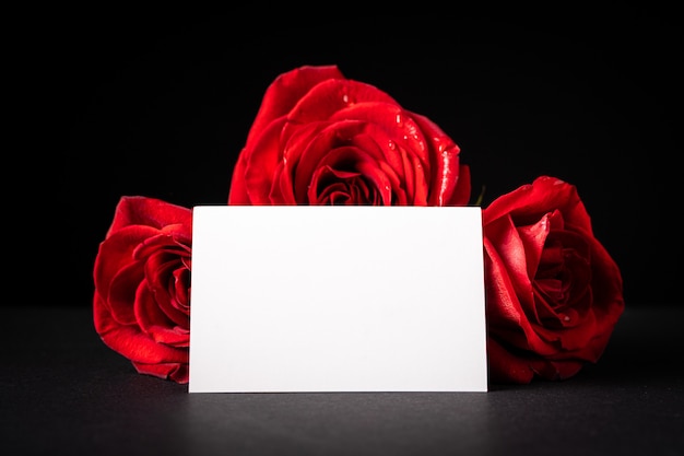 Czerwone róże z kartą podarunkową do napisania na nim