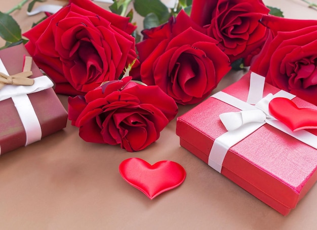 czerwone róże z ozdobnymi sercami i prezentami