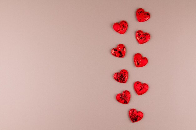 Czerwone serca miłości na tle na walentynki 14 lutego wakacje lub wesele