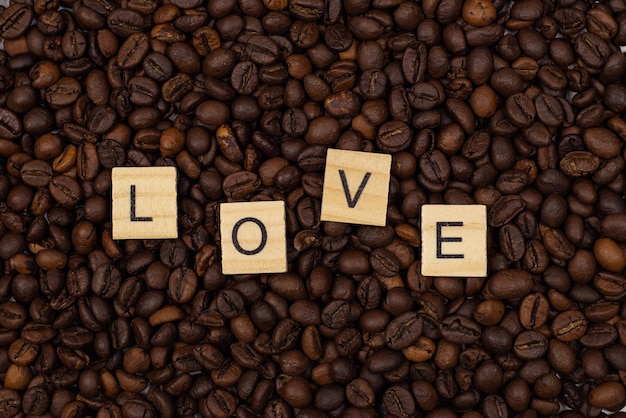 czerwone serce i napis z literami na tle ziaren kawy Koncepcja miłości do kawy