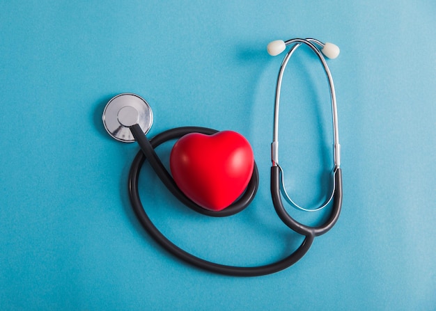 Czerwone serce i stetoskop na stole