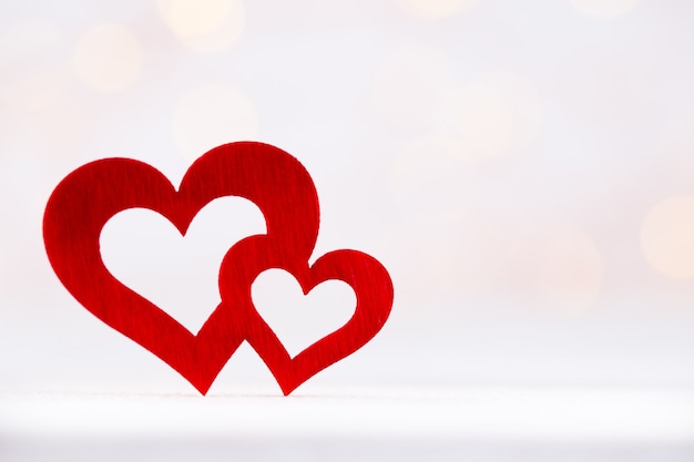Czerwone serce kształtuje na abstrakcyjnym jasnym tle w koncepcji miłości na Walentynki.