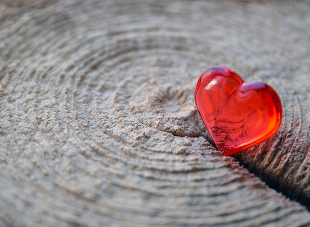 Zdjęcie czerwone serce na drewnianej powierzchni