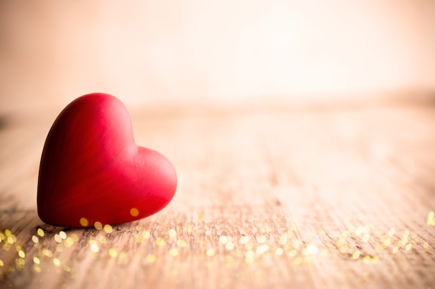 Zdjęcie czerwone serce na kartkę z życzeniami drewniane.valentines day.