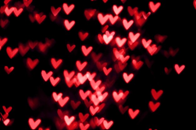 Czerwone serce valentine bokeh światła na czarnym tle