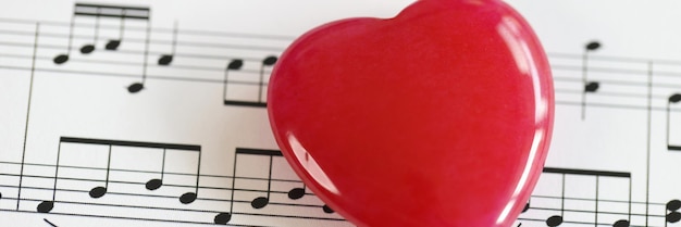 Zdjęcie czerwone serce z nutami muzycznymi closeup notebook muzyczny z sercem concept piosenek miłosnych