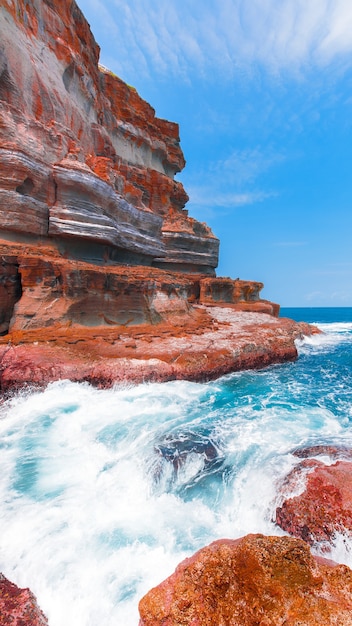 Zdjęcie czerwone skały i błękitne wody