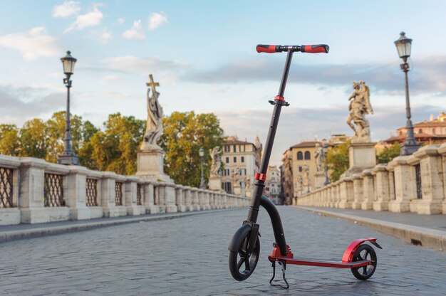 Czerwone skutery pchające na tle Ponte Sant Angelo w Roma, Włochy.