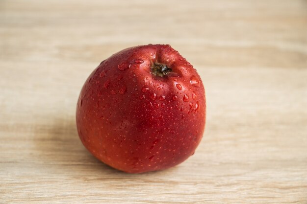 Czerwone Soczyste Apetyczne Jabłko Na Drewnianym Tle