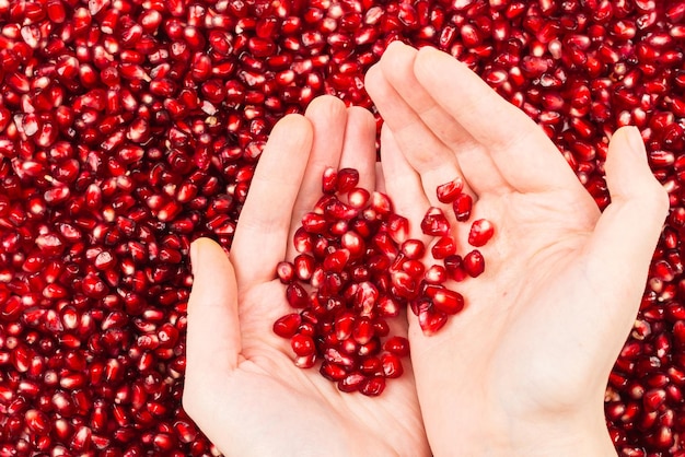 Czerwone Soczyste Nasiona Granatu W Kobiecej Dłoni