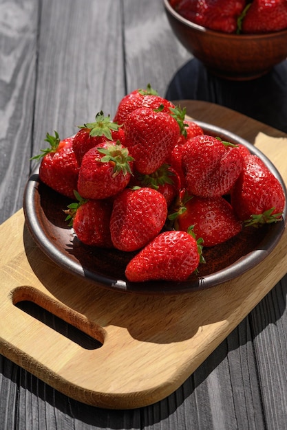Czerwone soczyste truskawki na rustykalnym drewnianym stole Pojęcie zdrowych i dietetycznych przekąsek