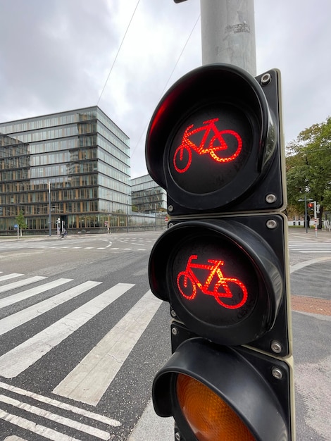 Zdjęcie czerwone światła rowerowe na skrzyżowaniu w mieście