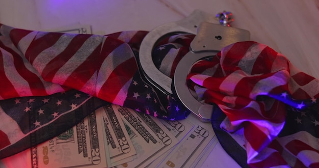 Czerwone światło Migające Policji Kajdanek Na Amerykańskich Banknotach Dolarowych W Tle