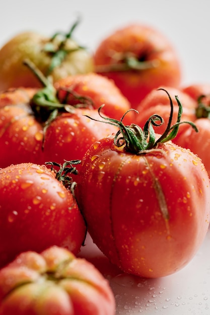 Czerwone świeże pomidory na białym tle Ekologiczne warzywa organiczne zbiory sezonowe