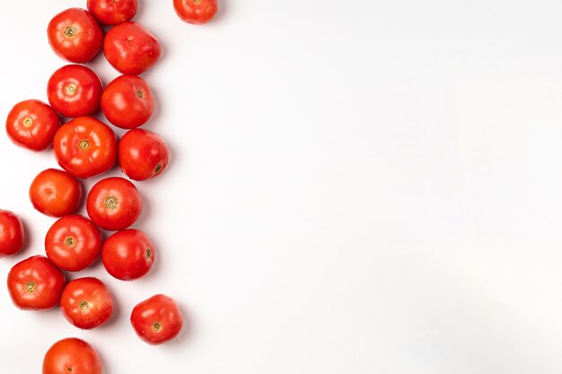 Czerwone świeże pomidory na białym tle miejsca na tekst