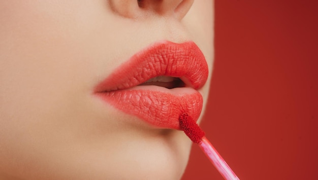 Czerwone usta makijaż usta szminka zbliżenie nakładanie makijażu na zabiegi upiększające usta