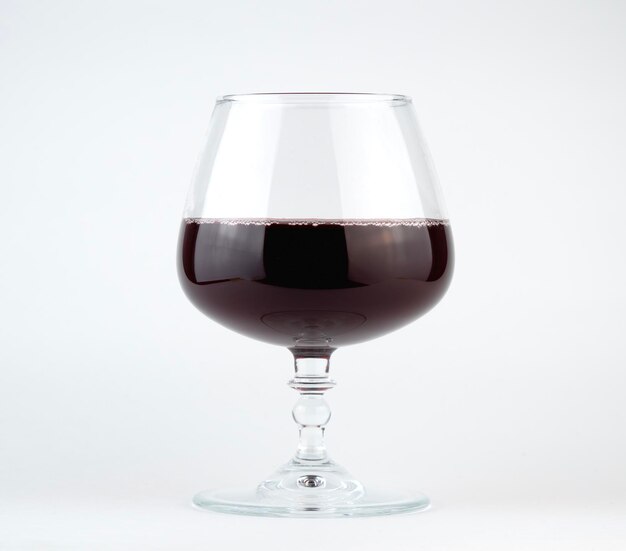 Czerwone wino elegancko wystawione w przezroczystej szklance