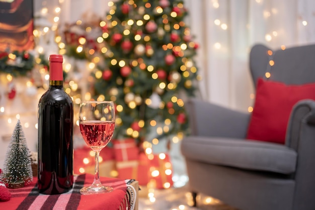czerwone wino i udekoruj choinkę na przyjęcie bożonarodzeniowe i sylwestrowe w domu.