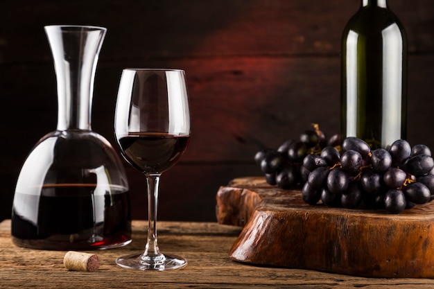 Czerwone wino nalewanie do kieliszka