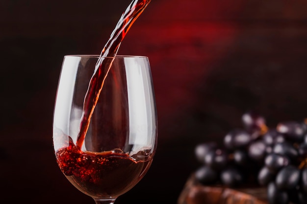 Zdjęcie czerwone wino nalewanie do kieliszka