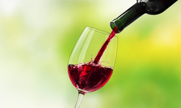 Czerwone wino nalewanie do szklanki na zielony, zbliżenia