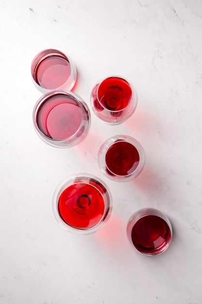 Czerwone wino w różnych kieliszkach