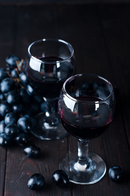 Zdjęcie czerwone wino w szkłach z winogronem