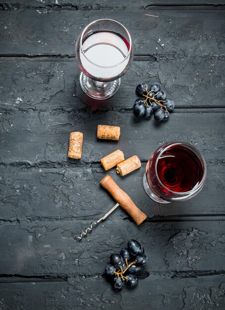 Czerwone wino z korkociągiem