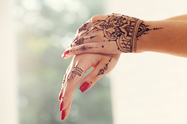 Zdjęcie czerwone wypielęgnowane ręce z mehndi