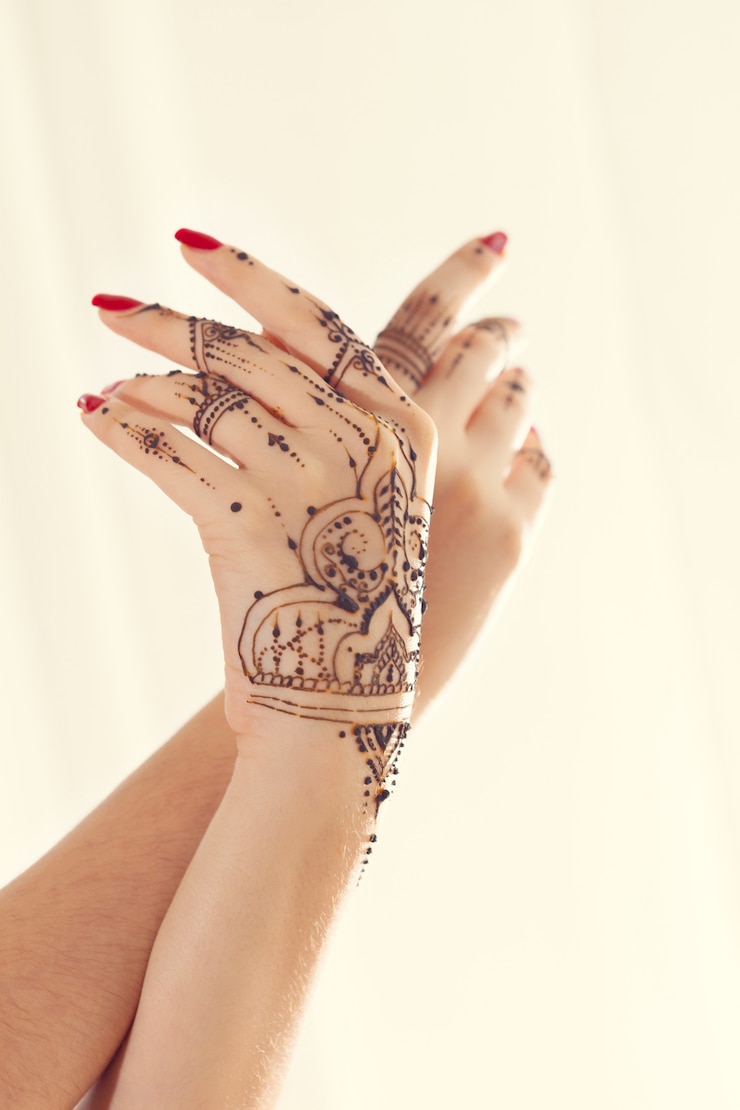 Zdjęcie czerwone wypielęgnowane ręce z mehndi