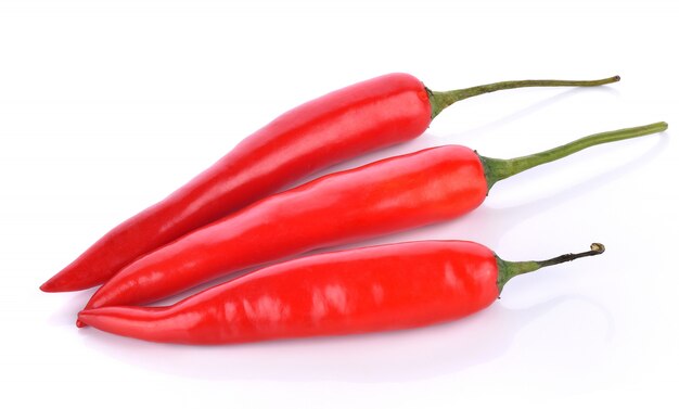 Czerwoni chili pieprze na białym tle