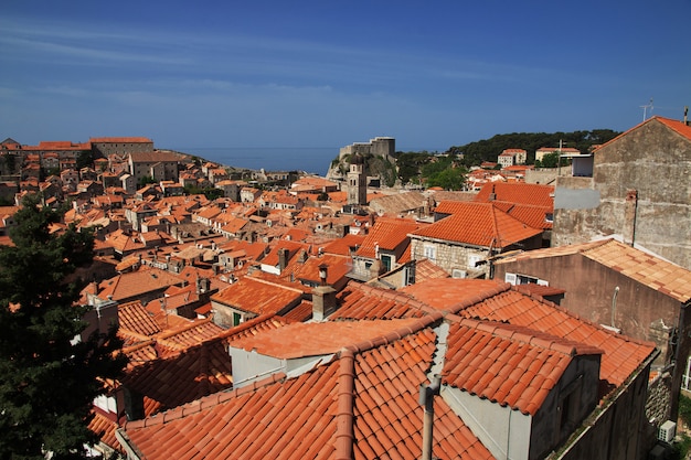 Czerwoni dachy w Dubrovnik mieście na Adriatyckim morzu, Chorwacja