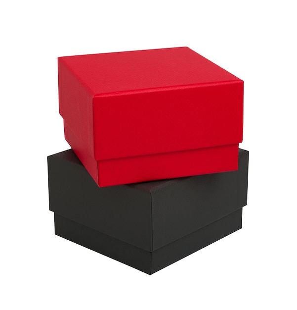Zdjęcie czerwoni i czarni kartonowi prezenta pudełka odizolowywający na białym tła zbliżeniu
