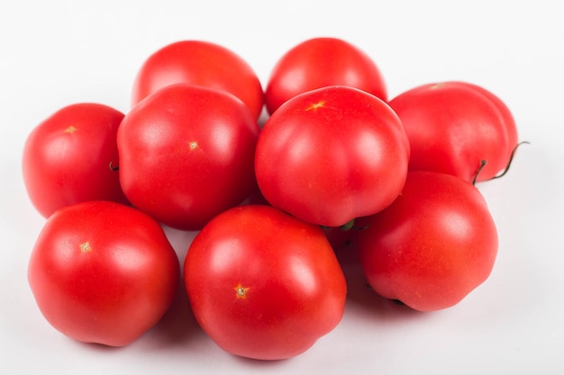 Czerwoni pomidory na białym tle
