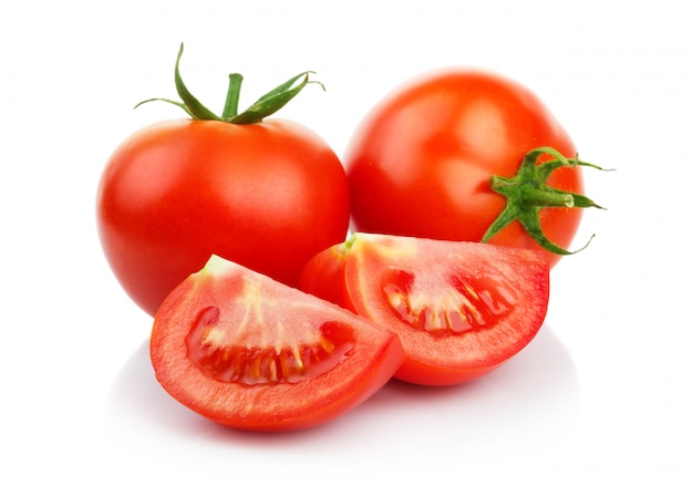 Czerwoni pomidory z cięciem odizolowywającym na bielu