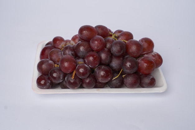 Czerwoni winogrona odizolowywający na białym tle