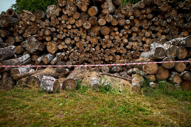 Czerwono-biała taśma ostrzegawcza z barierą dla bezpieczeństwa Posiekana na sucho