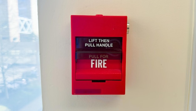 Czerwony alarm przeciwpożarowy z napisem pull handle