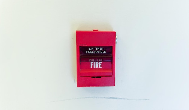 Czerwony alarm przeciwpożarowy ze słowem ogień